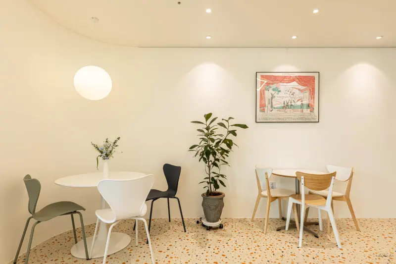 구형 조명이 포인트인 아늑한 내추럴 카페 코너